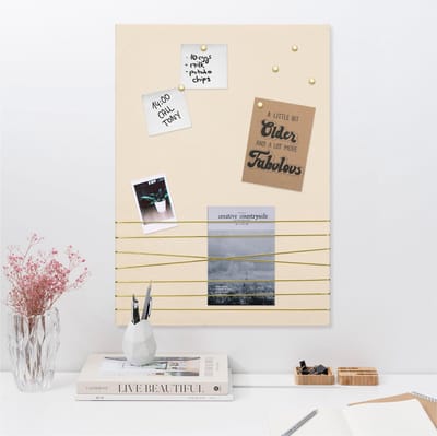 Prikbord fotowand met lint - Fotohouder 70 x 50 cm - Fluwelen fotoprikbord - Voor foto's en ansichtkaarten - Inclusief punaises - Beige