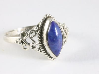 Fijne bewerkte zilveren ring met lapis lazuli - maat 16
