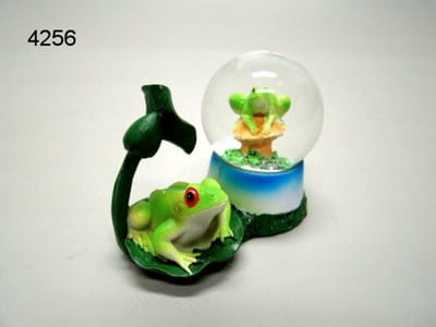 Geharo Sneeuwbol kikker - hoogte 10 cm - diameter 4,5 cm - polystone en glas