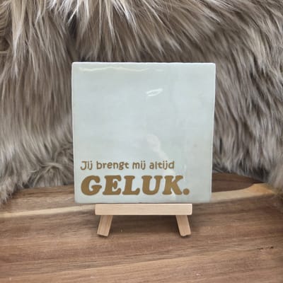 Robuust Wenstegeltje “Jij brengt mij altijd geluk” – Lief Cadeau tegeltje – Trendy nu – Valentijn – Vriend(in) – Familie – Gezin – Zomaar – Cadeau – Incl standaard