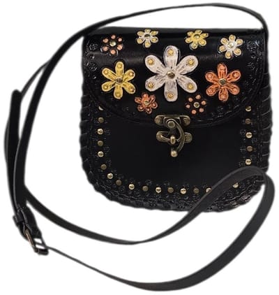 Schoudertas zwart leer handgemaakt met bloemen en studs 20cm breedx 9cm diepx 20cm hoog