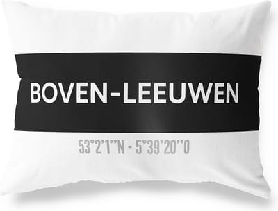 Tuinkussen BOVEN-LEEUWEN - GELDERLAND met coördinaten - Buitenkussen - Bootkussen - Weerbestendig - Jouw Plaats - Studio216 - Modern - Zwart-Wit - 50x30cm