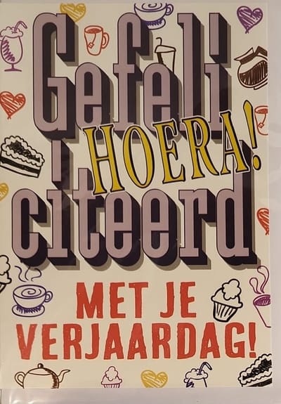Gefeliciteerd met je verjaardag! Een leuke kaart met afbeeldingen van koffie, thee en taart. Erg leuk om deze kaart zo te geven of om bij een cadeau te voegen. Een dubbele wenskaart inclusief envelop en in folie verpakt.