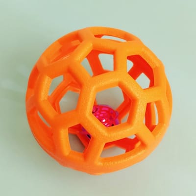 Daity Een kauwspeeltje/educatieve bal voor honden, met een ingebouwd belletje, hol van binnen voor duurzaamheid en een hoge veerkracht. Geschikt om buiten mee te spelen, 9 cm (oranje).
