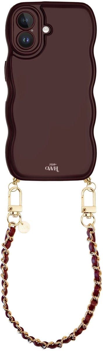 xoxo Wildhearts Glossy Wavy Cord Case Burgundy - Geschikt voor iPhone 17 - Classic Chain - Kort koord - Glimmend telefoonhoesje met golven - Hoesje met koord - Bordeaux rood met gouden ketting - Telefoonkoord - Korte variant koord