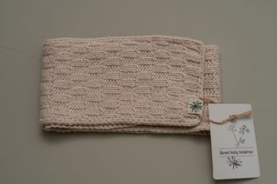 Dasje-baby-beige-10x85 cm-gebreid-handgemaakt-( Sweet baby Bedstraw )