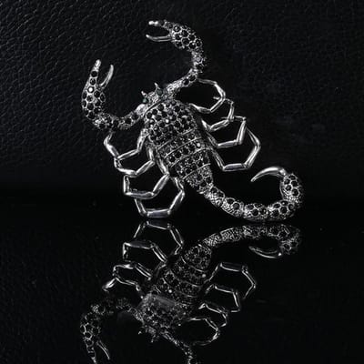 Nieuwe Kristallen Dier Schorpioen Broche Metalen Insect Reversspeldjes Mode Pak Shirt Corsage Dames en Heren Kledingaccessoires Sieraden zwart