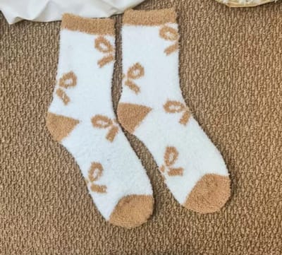 Fluffy dames sokken - huissokken - slaap sokken - gestreept - print strik - strikken - bruin - wit - 36-40 - mix - winter sokken - warm - geschenk - gift - cadeau voor haar - Kerst cadeau