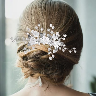 Elegante haaraccessoire met kristallen bloemen voor bruiloften en speciale gelegenheden in zilver