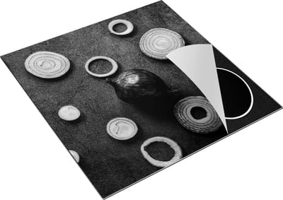 Chefcare Inductie Beschermer Gesneden Uien op een Zwarte Achtergrond - Zwart Wit - 78x78 cm - Afdekplaat Inductie - Kookplaat Beschermer - Inductie Mat