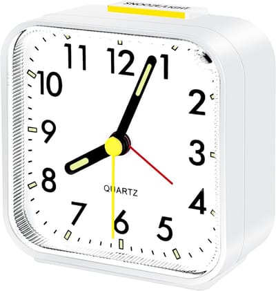 Analoge wekker met stil, kwarts mechanisme en luid alarm - ideaal voor slaapkamer en reizen