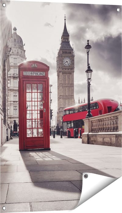 Gards Tuinposter Rode Telefooncel in Londen bij de Big Ben - 60x90 cm - Tuindoek - Tuindecoratie - Wanddecoratie buiten - Tuinschilderij