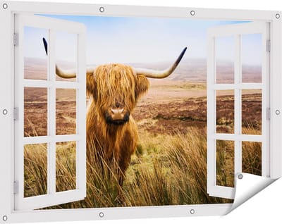 Gards Tuinposter Doorkijk Schotse Hooglander Koe in het Veld - 120x80 cm - Tuindoek - Tuindecoratie - Wanddecoratie buiten - Tuinschilderij