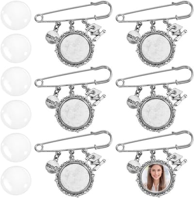 6 Sets Afstudeer Memorial Pins, Afstudeer Hoed Foto Charms, DIY Sublimatie Tassel Charms voor Jurk en Hoed Versiering
