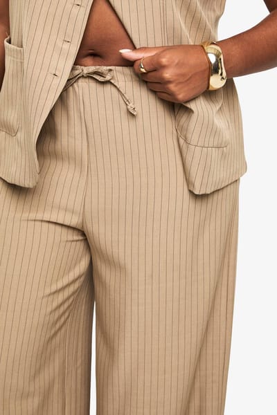 boohoo Dames PLUS BROEK MET TREKKOORD, PINSTRIPE EN BREDE PijPEN | Stone | Maat: 18