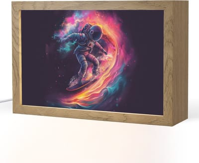 Nachtlampje 30x20 cm - Kinder lampje - Astronaut - Ruimte - Surfen - Kleurrijk - Tafellamp kinderkamer - Slaapkamer lamp - Bedlamp kinderen - Kinderlampje stopcontact - Wandlamp babykamer - Nachtlampjes