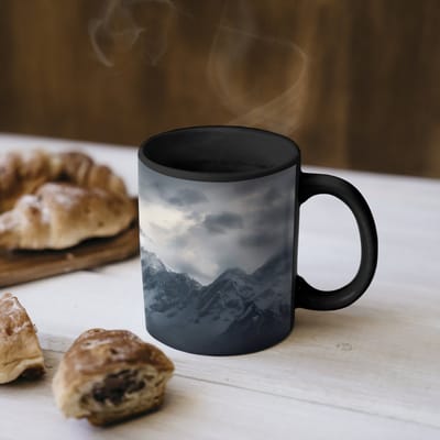Magische Mok - Foto op Warmte Mokken - Koffiemok - Sneeuw - Berg - Wolken - Magic Mok - Beker - 350 ML - Theemok