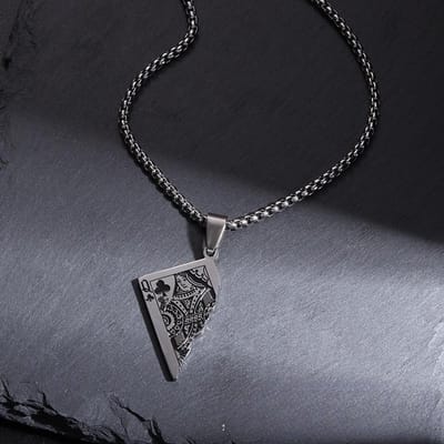 Collier Pendentif Poker Européen et Américain Original Q/K Tendance Homme et Femme gray