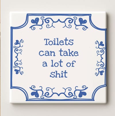 Grappige Tegel “Toilets Can Take a Lot of Shit” – 15x15cm Delfts Blauwe Stijl Keramische Wanddecoratie – Humoristisch Badkamer Cadeau