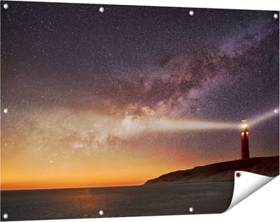 Gards Tuinposter Vuurtoren Texel in de Nacht - 120x80 cm - Tuindoek - Tuindecoratie - Wanddecoratie buiten - Tuinschilderij