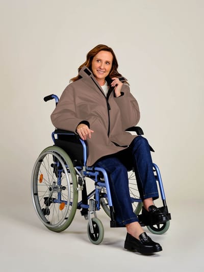 Rolstoeljas winter | Rolstoeljassen & Rolstoelponcho's | Aangepaste jas rolstoel | Lichtbruin | M