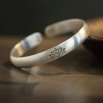Eenvoudige en Frisse Stijl   Vintage Matte Armbanden Gegraveerd Hart Sutra Lotusbloem Armband voor Vrouwen Sieraden Opening gray