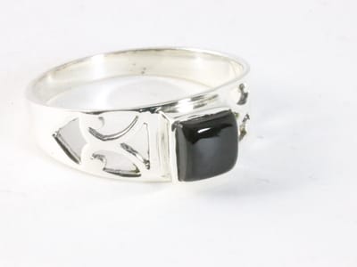Opengewerkte zilveren ring met onyx - maat 17.5
