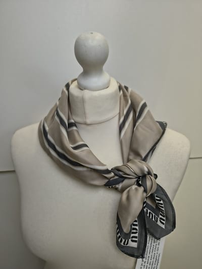 Vierkante dames sjaal Xena-gestreept motief-beige wit grijs zwart-70x70-neksjaal-halssjaal