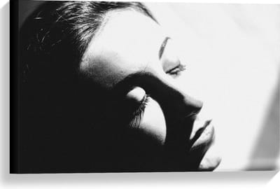 Canvas  - Foto van Gezicht van Vrouw in Zwart Wit  - 60x40cm Foto op Canvas Schilderij (Wanddecoratie op Canvas)