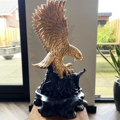 Adelaar Beeld Gouden Standbeeld 30cm - Dierenbeeld - Gouden Adelaar - Cobra Aanval - Uniek Dierencadeau