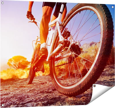 Gards Tuinposter Mountainbike Fietser op Stenen bij Zonsopgang - 100x80 cm - Tuindoek - Tuindecoratie - Wanddecoratie buiten - Tuinschilderij