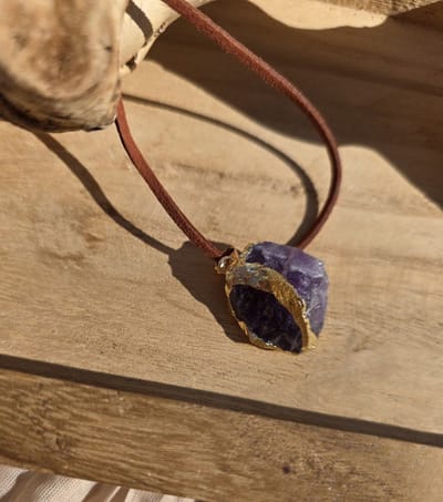 Handgemaakte edelsteen ketting met ruwe Amethist - lange ketting - suède koord
