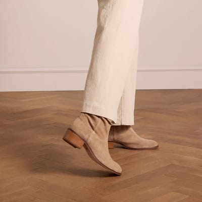 Manfield - Dames - Beige suède enkellaarsjes met hak - Maat 41