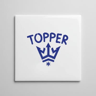 Motiverende Woord Keramische Tegel “Topper” – Stoere Blauwe Kroon Typografie Wanddecoratie – Decoratieve Tegel 15 × 15 cm
