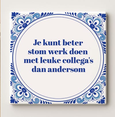 Grappige Werk Tegel “Je Kunt Beter Stom Werk Doen met Leuke Collega’s dan Andersom” 15x15 cm – Humoristische Blauwe Delfts-Stijl Keramische Cadeautegel voor Kantoor of Bureau Decoratie