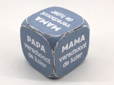 Dobbelsteen Mama Papa verschoont de luier blauw 8x8cm