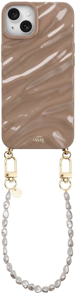 xoxo Wildhearts Glaze Cord Case Taupe - Geschikt voor iPhone 15 Plus - Pearlfection - Kort koord - Glimmend siliconen telefoonhoesje met plooien - Dream hoesje met koord - Parelketting - Telefoonkoord