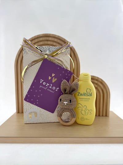 Baby Verlof •Cadeaupakket Neutraal• Zwitsal Rammelaar Konijn - Leuk om cadeau te geven - Perfect Gifts
