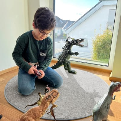 FLOORDIREKT Tapijt Rond - Ø 50 cm - Zilvergrijs - Modern Fluffy Velours Kortpolig Tapijt voor Kinderkamer - Speeltapijt & Kindertapijt Krokodil