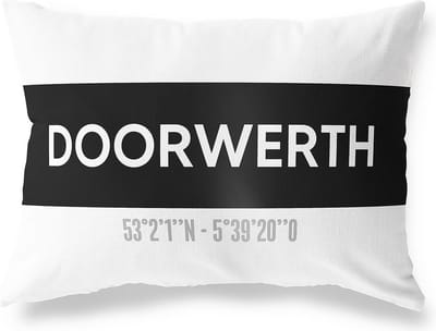 Tuinkussen DOORWERTH - GELDERLAND met coördinaten - Buitenkussen - Bootkussen - Weerbestendig - Jouw Plaats - Studio216 - Modern - Zwart-Wit - 50x30cm