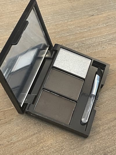 Wenkbrauwpoeder - Bruine poeder - Geschikt voor wenkbrauwen én ogen - 3 kleuren pallet - Browshaping - Highlighter