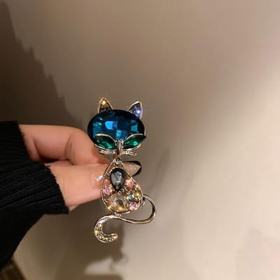 Strass Kat Hanger Broches Voor Vrouwen Goudkleurige Legering Dierlijke Spelden Mode Kristal Corsage Dagelijkse Accessoires gray