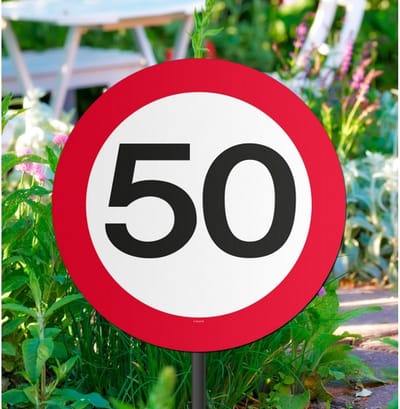 Tuinbord versiering 50 jaar - 44 cm - karton - feest thema 50e verjaardag - jubileum - Abraham/Sarah - Buiten versiering 50 jarigen