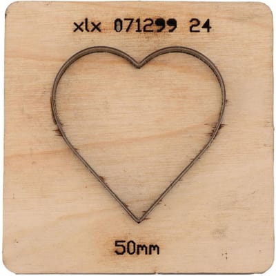 Matrice de découpe en cuir en forme de cœur en acier à haute teneur en carbone, matrice de poinçonnage du cuir avec base épaisse en bois pour beige