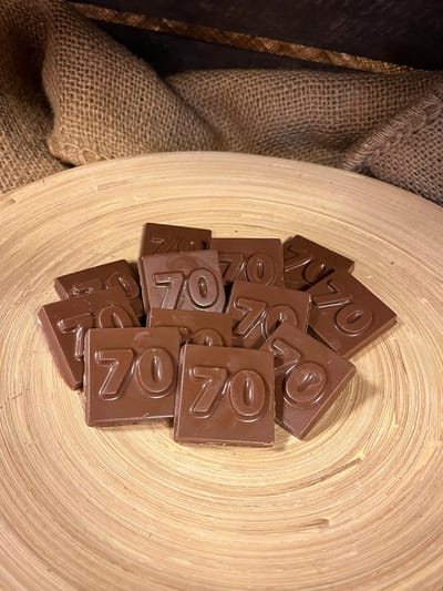 Chocolade cijfer 70 - Melk chocolade - Callebaut chocolade - 70 jaar - getal 70 - 4x4 cm - 32 stuks