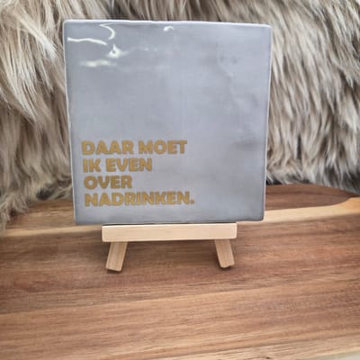 Robuust wenstegeltje - Daar Moet Ik Even Over Nadrinken – Quote Tegeltje – Wanddecoratie – Sfeervol en Persoonlijk – Trendy nu – Origineel cadeau - Met standaard – Cadeau Idee