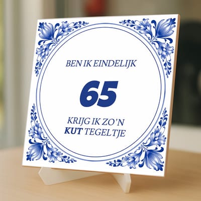 Tegeltjes met tekst - Eindelijk 65 - k*T tegel - 15 x 15 cm – inclusief gratis transparante ezelhouder – Kleurmedia