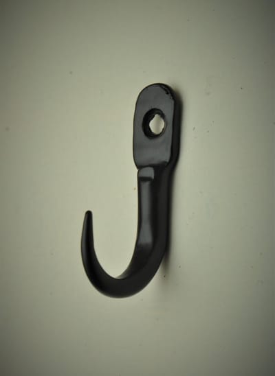 Harvey's Home, klein ophanghaakje Jasper, Zwart, handmade, 4 x 1 x2 cm.