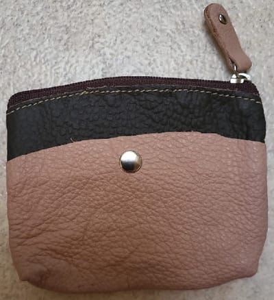 Een eenvoudige sleuteletui van echt leer met sleutelring binnenin de etui. In leuke kleuren. Goed afsluitbaar met een rits. Aan de buitenkant van de etui twee vakjes om wat extra´s op te bergen. Koop deze sleuteletui voor uzelf of Bestel Een Cadeau.