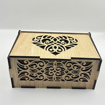 Luxe Houten Cadeaudoos met Gesneden Hart Design – Handgemaakt uit 3.6mm Triplex, Ideaal voor Cadeaus, Herinneringen of Sieraden